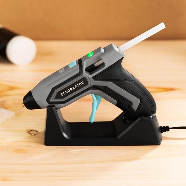 70028 - Pistola de encolar Cecotec CecoRaptor Perfect Fix,bater�a de 3,7 V y 1500 mAh, compatible con barras de pegamento de 7 mm de di�metro y 140 mm de longitud, calentamiento de 90 s, apagado autom�tico tras 10min de inactividad y autonom�a 30min (70028)