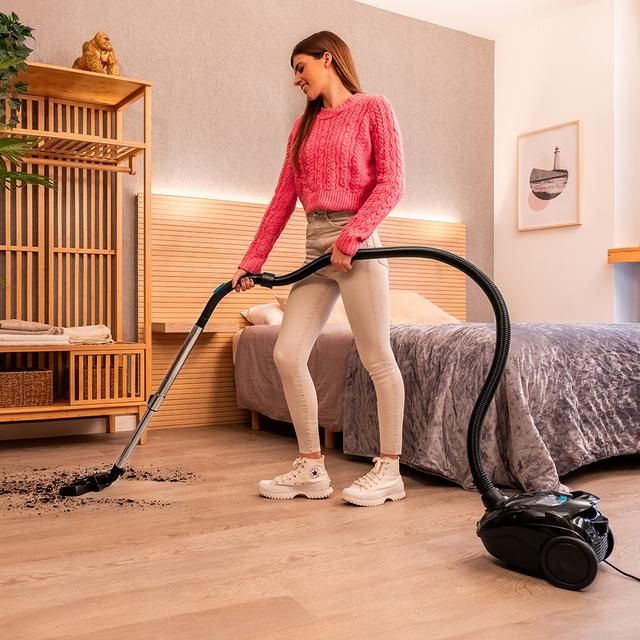 08575 - Aspirador Trineo Cecotec Conga Powerbag 2000, 800W, Con bolsa. M�xima capacidad del dep�sito de hasta 2 L con filtrado de alta eficiencia y tubo telesc�pico met�lico. Incluye accesorios aptos para muebles y esquinas. (08575)