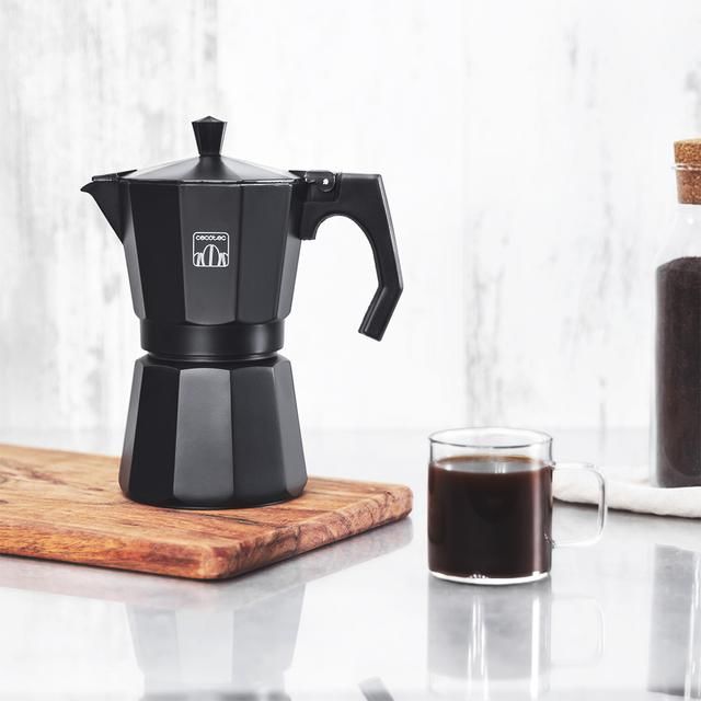 01669 - Cafetera Italiana CECOTEC Mokclassic 1200 Black Mango Ergon�mico 600ml 12 Tazas Piezas Desmontables Aptas para Lavavajillas Aluminio Fundido Negra (01669)