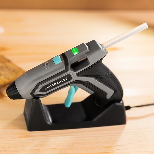 70028 - Pistola de encolar Cecotec CecoRaptor Perfect Fix,bater�a de 3,7 V y 1500 mAh, compatible con barras de pegamento de 7 mm de di�metro y 140 mm de longitud, calentamiento de 90 s, apagado autom�tico tras 10min de inactividad y autonom�a 30min (70028)
