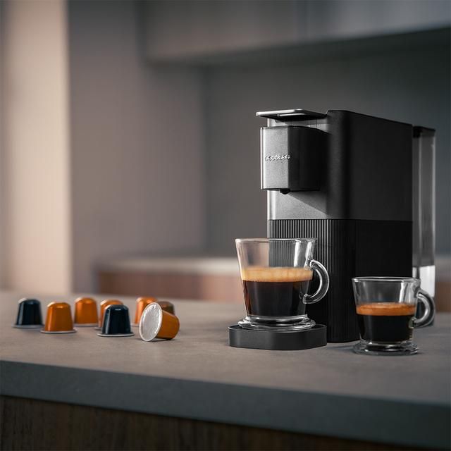 A01_EU01_113980 - Cafetera Cecotec Power Caps 20, de c�psulas de Nespresso muy compacta. (A01_EU01_113980)