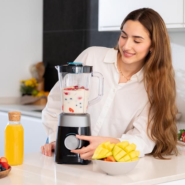 03915 - Batidora Cecotec Power Black Titanium 1300MAX B, de vaso de 1300 W de maxima potencia, con cuchilla de 4 hojas con recubrimiento de titanio negro y jarra de 1,5 L de capacidad. Cuenta con 2 velocidades m�s funci�n Pulse.(03915)