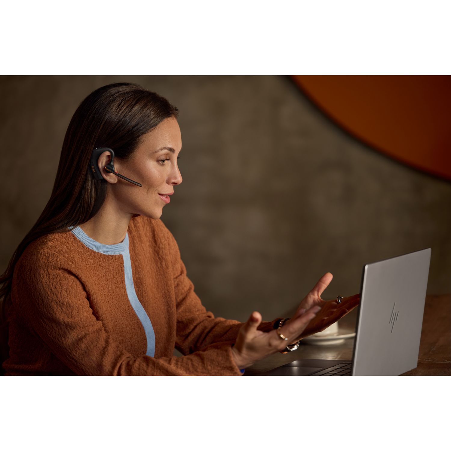 AT9M9AA - Auricular con micr�fono HP Poly Voyager Legend 50 inal�mbrico Bluetooth con adaptador USB-C in-Ear Monoaural Negro (AT9M9AA)