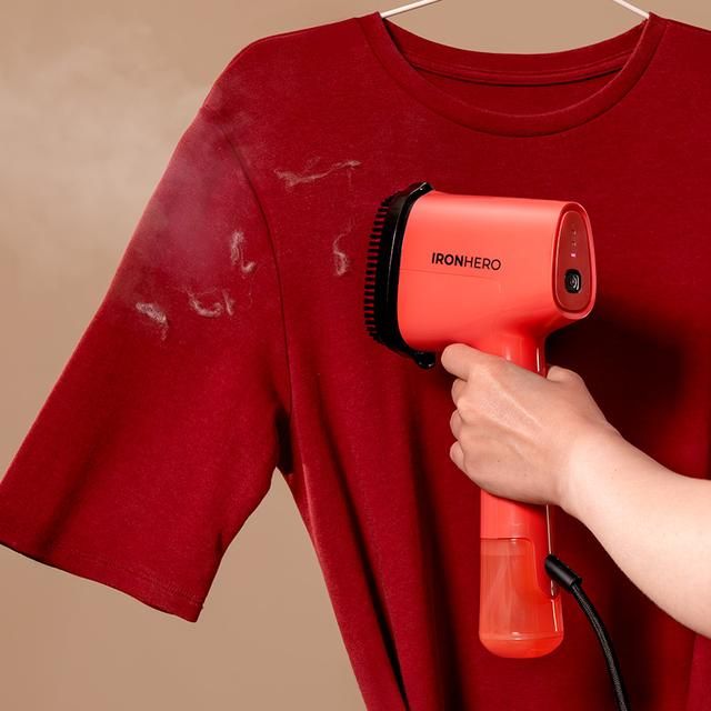 A01_EU01_104316 - Plancha vertical CECOTEC IronHero V-1500 Essential, suela cermica y 1500W, Lista en 30 segundos. Incluye accesorio de cepillo de silicona para atrapar pelusas e hilos. Rojo (A01_EU01_104316)