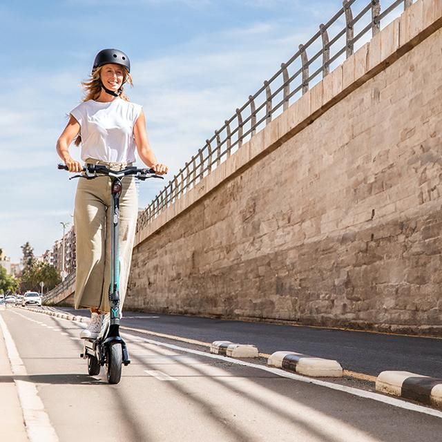 09271 - Patinete elctrico Cecotec Bongo Y45 Connected 750w, doble suspensin, autonoma de hasta 45km, Cumple con todos los requisitos de la nueva normativa espaola de circulacin, homologado DGT, con APP. (09271)