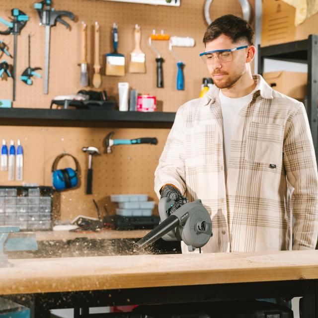 A01_EU01_110808 - Soplador Cecotec AirForce 720 700w Libertad de movimiento, cable 3m. Multifunci�n con m�ltiples accesorios. M�xima versatilidad.(A01_EU01_110808)