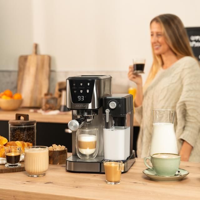 00651 - Cafetera Semiautom�tica CECOTEC Power Espresso 20 Cream 1350W Espresso/Cappuccino/Latte Pantalla T�ctil Color Sistema Thermoblock 20 Bares Dep�sito Leche 700ml Dep�sito Agua 1L 2 Tazas Negra/Acero Inoxidable (00651)