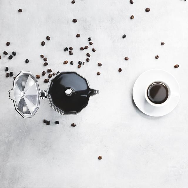 01669 - Cafetera Italiana CECOTEC Mokclassic 1200 Black Mango Ergon�mico 600ml 12 Tazas Piezas Desmontables Aptas para Lavavajillas Aluminio Fundido Negra (01669)