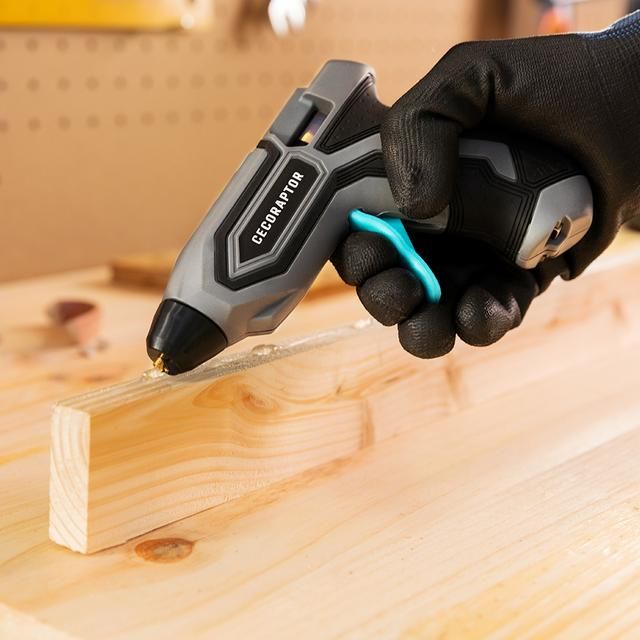 70028 - Pistola de encolar Cecotec CecoRaptor Perfect Fix,bater�a de 3,7 V y 1500 mAh, compatible con barras de pegamento de 7 mm de di�metro y 140 mm de longitud, calentamiento de 90 s, apagado autom�tico tras 10min de inactividad y autonom�a 30min (70028)