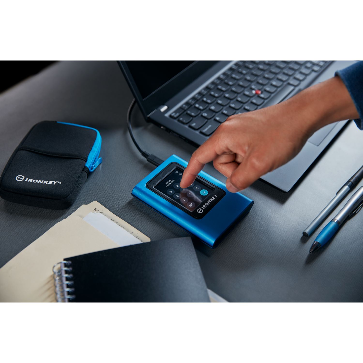 IKVP80ES/960G - Disco SSD Logitech IronKey 960Gb USB-C 3.0 Lectura 250 Mb/s Escritura 250 Mb/s Azul (IKVP80ES/960G)