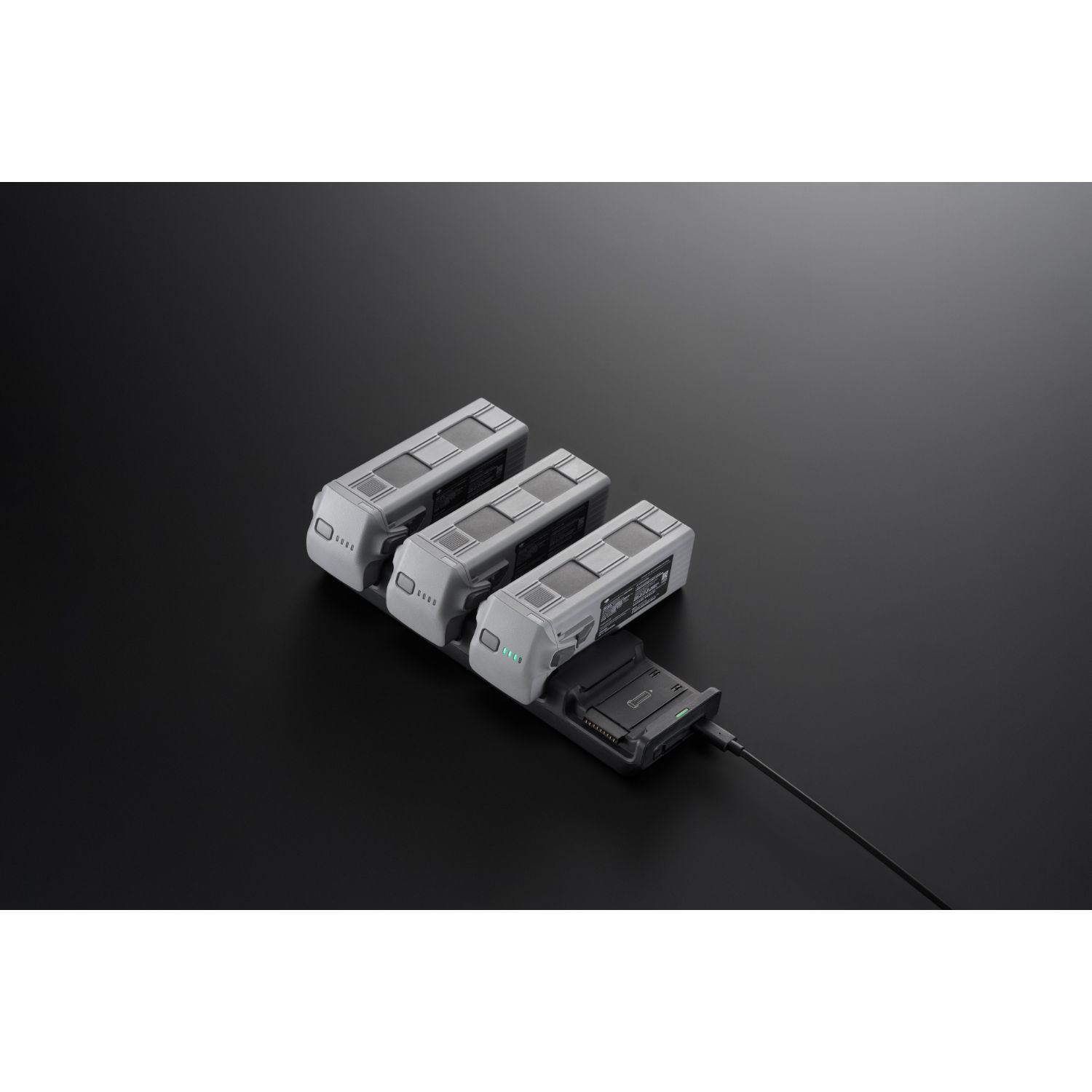 CP.EN.00000555.03 - Cargador DJI hasta 4 baterias secuencialmente, 100w, entrada USB-C, luces indicadoras de estado. (CP.EN.00000555.03)