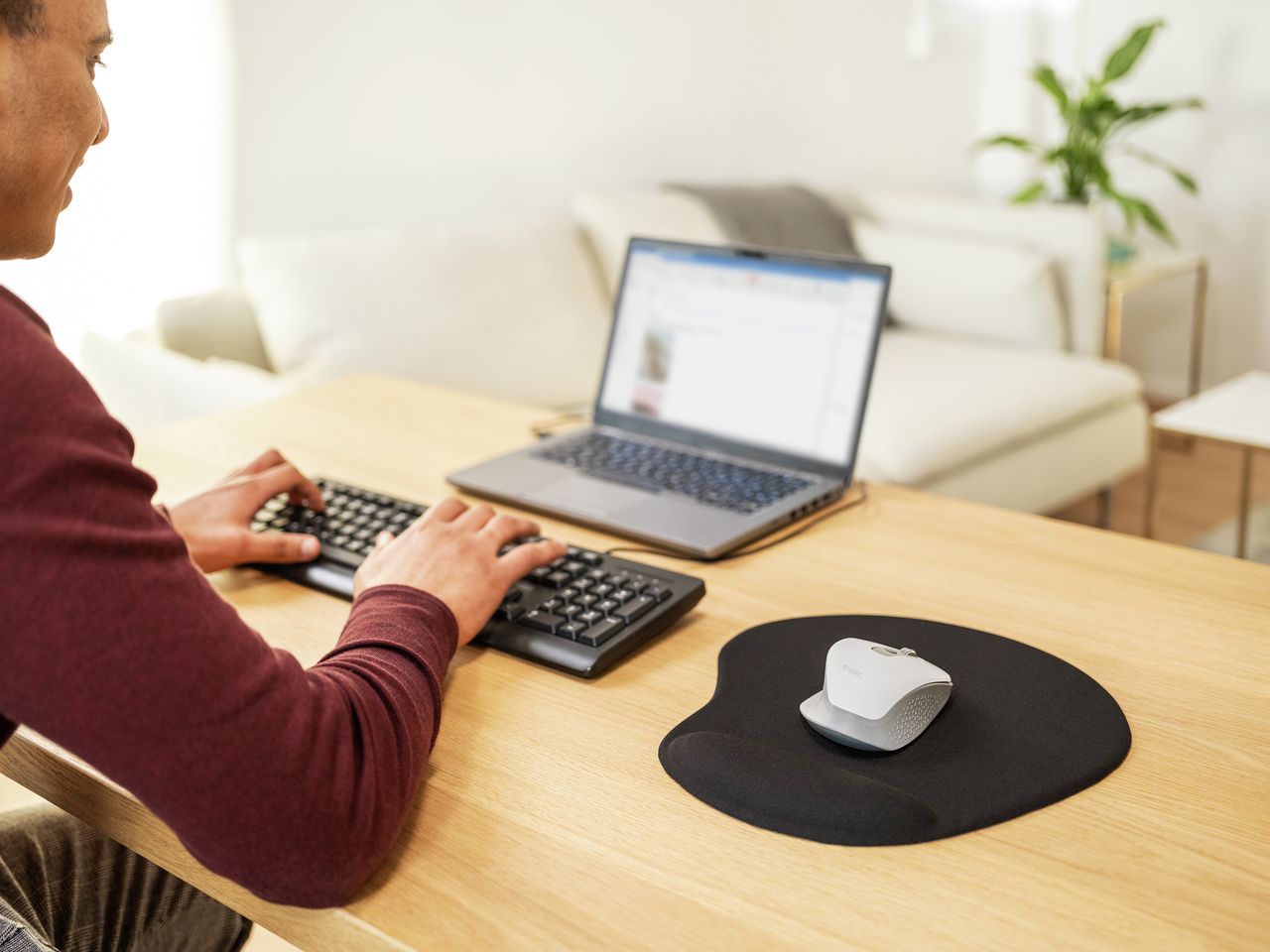 23728 - Alfombrilla Trust Bigfoot XL con Reposamu�ecas de gel blando 255x295mm Negro (23728)