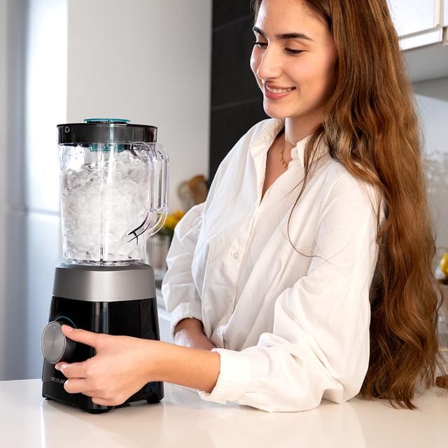 03915 - Batidora Cecotec Power Black Titanium 1300MAX B, de vaso de 1300 W de maxima potencia, con cuchilla de 4 hojas con recubrimiento de titanio negro y jarra de 1,5 L de capacidad. Cuenta con 2 velocidades m�s funci�n Pulse.(03915)