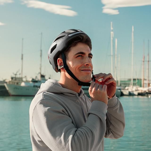 A01_EU01_101747 - Casco Cecotec BrainGuard Flash L-XL, con intermitentes y luz trasera Bluetooth que se pueden activar desde el manillar. (A01_EU01_101747)