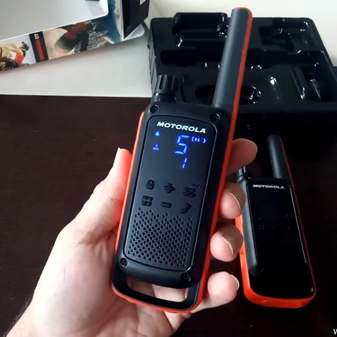 B8P00811EDRMAW - Walkie Talkie Motorola T82 2 Unidades Negro/Rojo (B8P00811EDRMAW)