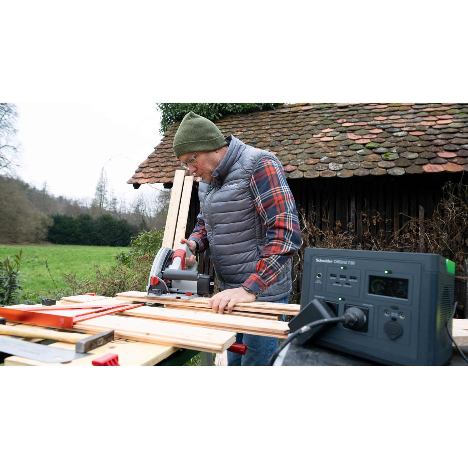 PPS330-GR - Power Station APC 330W Carga por panel Solar/Usb-C PD/corriente directa, LCD, 2Tomas AC, 3Usb-A, 1PD. (PPS330-GR)