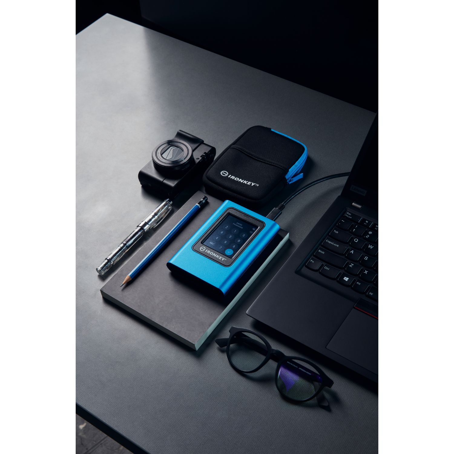 IKVP80ES/960G - Disco SSD Logitech IronKey 960Gb USB-C 3.0 Lectura 250 Mb/s Escritura 250 Mb/s Azul (IKVP80ES/960G)