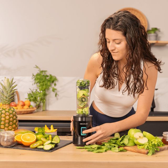 04395 - Batidora de Smoothies CECOTEC Power Titanium 350W Vaso Port�til 600ml 4 Cuchillas con Recubrimiento de Titanio Piezas no El�ctricas Aptas para Lavavajillas Negra (04395)