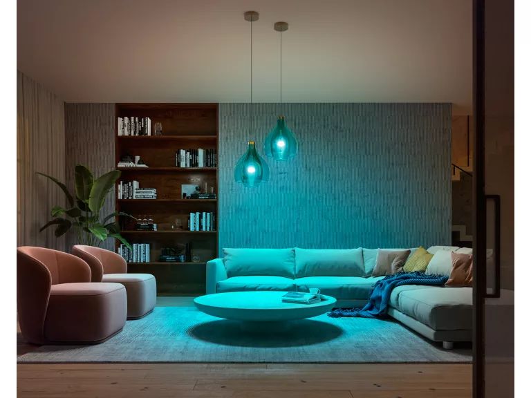 929002468811 - Philips Hue Blanco y Color Ambiance. Bombilla LED inteligente con iluminaci�n RGB+W regulable y controlable desde la app Philips Hue. Permite ajustar brillo, colores, escenas horarios para crear diferentes ambiente. (92900246881