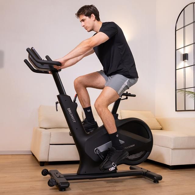 A01_EU01_122813 - Drumfit indoor PulseRide. Bicicleta indoor con volante de inercia de 20?kg. Pantalla LED. Resistencia magn�tica y conectividad para entrenamientos intensos en casa.Con volante de inercia. NEgro(A01_EU01_122813)