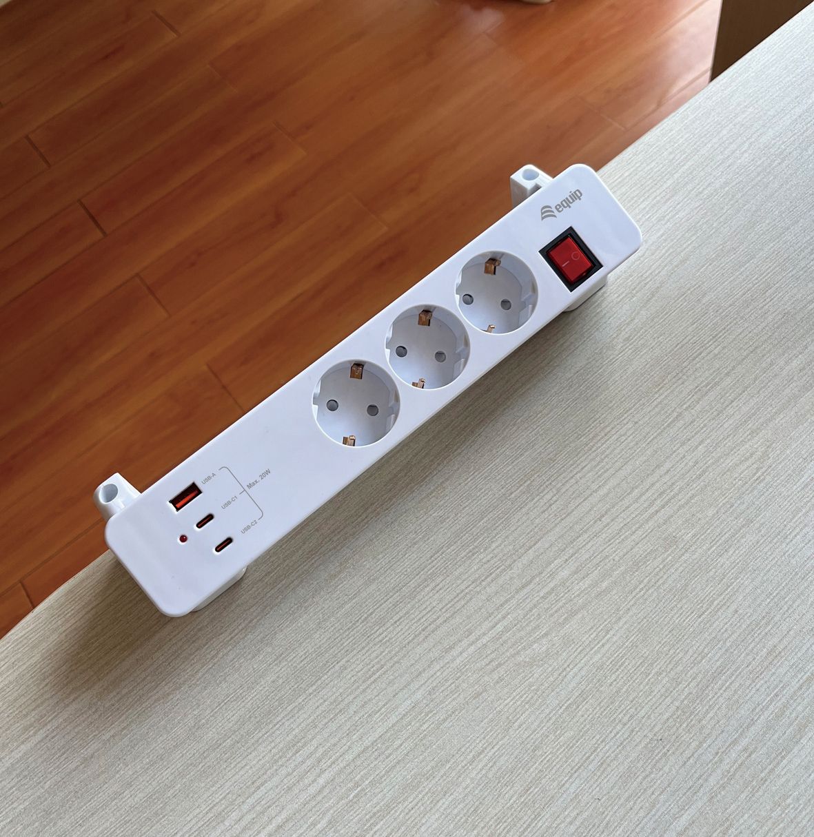 EQ245556 - Regleta de Alimentacion Equip con Abrazadera 3 Tomas Schuko 2xUSB-C 1xUSB-A Carga Rapida 20W Blanco (EQ245556)