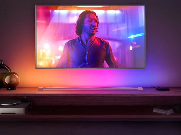 915005988101 - Tubo de Luz Philips Hue Play Gradient Light Tube XL Barra LED inteligente de mayor tama�o con iluminaci�n RGB + W. Dise�ada para crear ambientes personalizados. Permite controlar brillo, colores y escenas desde la app Philips (915005988101)