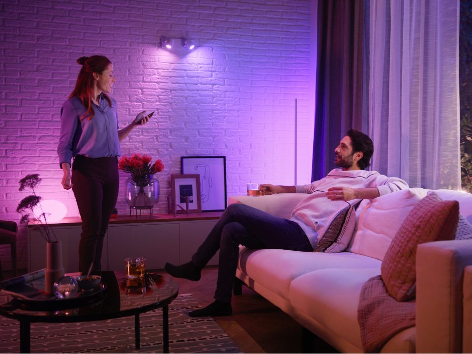 929003666501 - Philips Hue. Bombilla LED inteligente con iluminaci�n RGB+W regulable y controlable desde la app Philips Hue. Permite personalizar ambientes, ajustar brillo, colores y crear escenas de iluminaci�n.(9290036665)