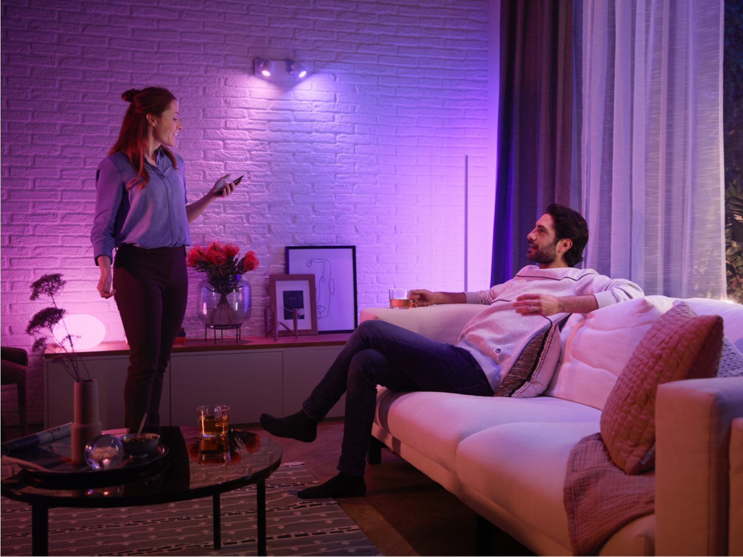 929003666502 - Philips Hue. Bombilla LED inteligente con iluminaci�n RGB+W.Regulable y compatible con la app Philips Hue. Permite ajustar brillo, colores y escenas para crear distintos ambientes.(929003666502)