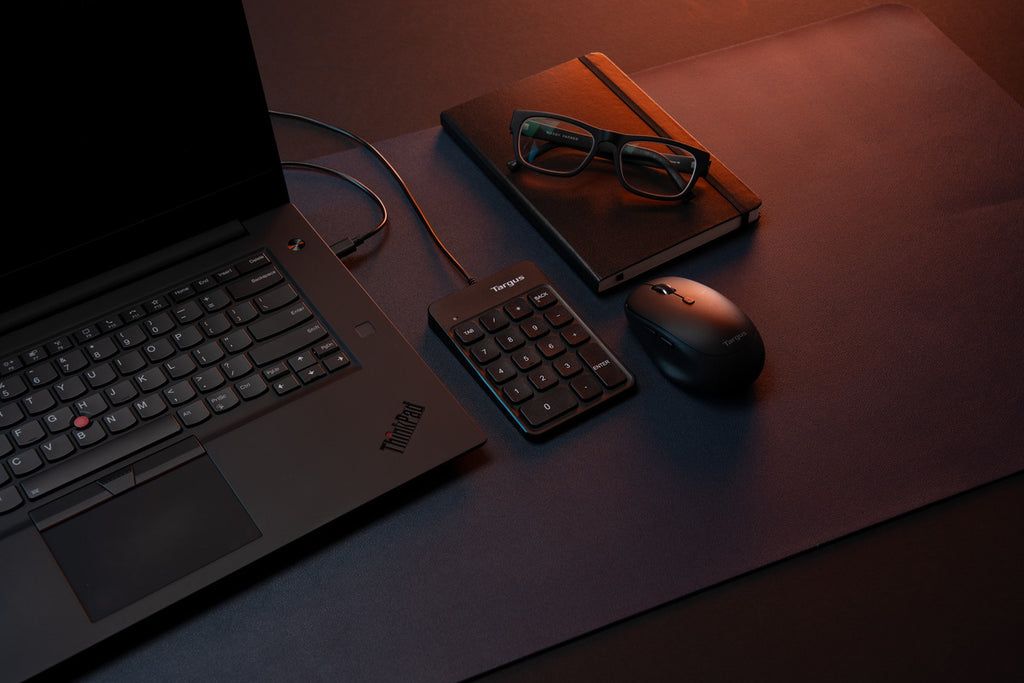 AKP13GL - Teclado Numerico Targus Con Cable USB Diseno Ergonomico Inclinado Plug&Play Sistemas Windows Y Compatible con Mac. Negro(AKP13GL)